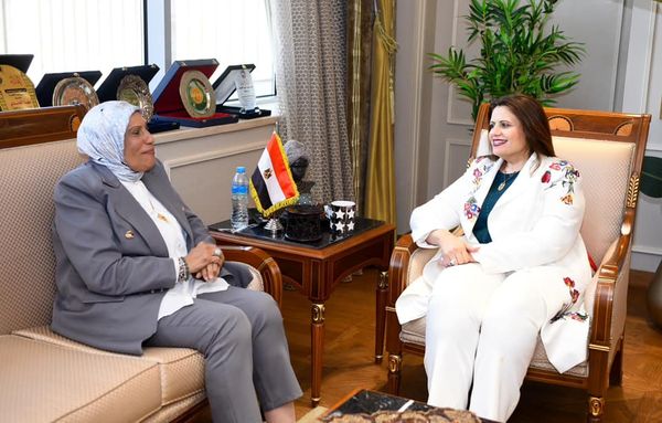 وزيرة الهجرة تلتقي إحدى رموز الجالية المصرية في إيطاليا للوقوف على مستجدات أوضاع الجالية واحتياجاتهم